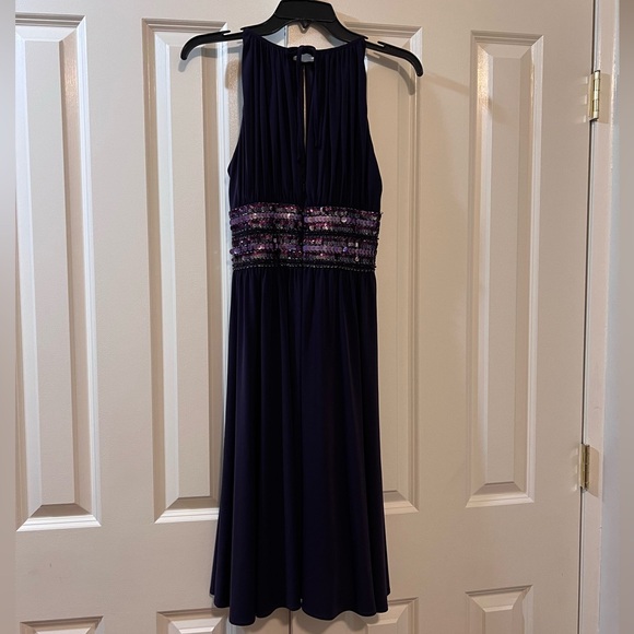 Flowy Keyhole Dress - Picture 2 of 4